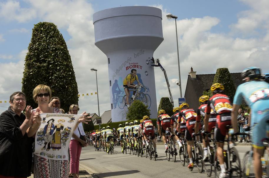 Il gruppo transita da Saint-Men-le-Grand, il paese del grande Louis Bobet, tre volte vincitore del Tour. Un murales sull&#39;acquedotto celebra il campione francese. Afp